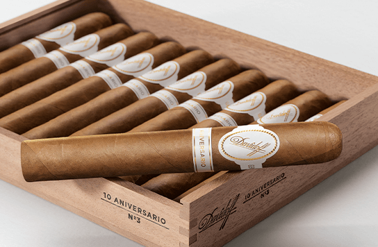 Davidoff Aniversario Zigarren in ihrer Kiste mit geöffnetem Deckel.