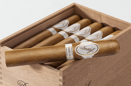 Davidoff Grand Cru Zigarren in ihrer Kiste mit geöffnetem Deckel.