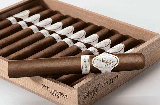 Davidoff Millennium Zigarren in ihrer Kiste mit geöffnetem Deckel.