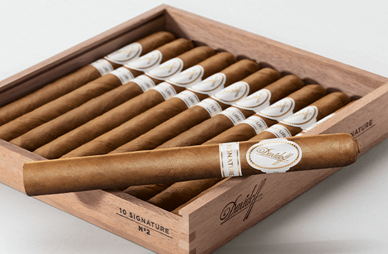 Davidoff Signature Zigarren in ihrer Kiste mit geöffnetem Deckel.