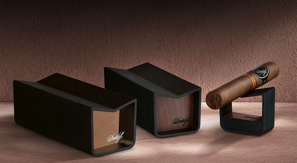 Davidoff Sliding Ashtrays Produktpalette mit einer Davidoff Nicaragua Zigarre auf einem Aschenbechersockel